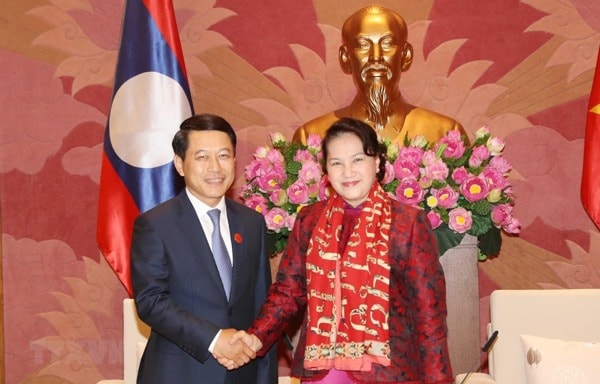 Chủ tịch Quốc hội Nguyễn Thị Kim Ngân tiếp Bộ trưởng Ngoại giao Lào Saleumxay Kommasith. Ảnh: TTXVN