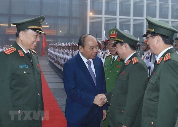 Thủ tướng Nguyễn Xuân Phúc với các cán bộ, sỹ quan cao cấp của lực lượng Công an nhân dân. Ảnh: TTXVN