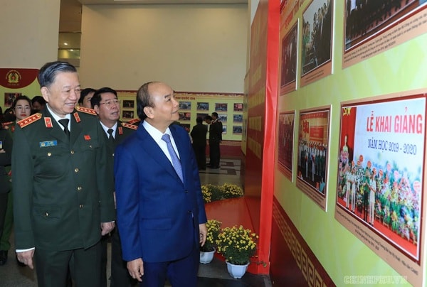 Thủ tướng Nguyễn Xuân Phúc và các đại biểu tham quan trưng bày ảnh tại hội nghị. Ảnh: VGP