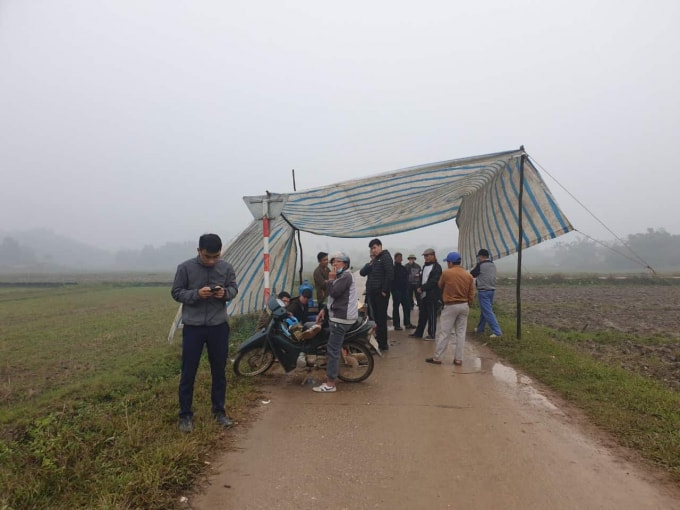 Người dân tiếp tục chặn xe chở rác vào bãi rác Nam Sơn vì cho chưa được đền bù thỏa đáng. Ảnh Hà Long.