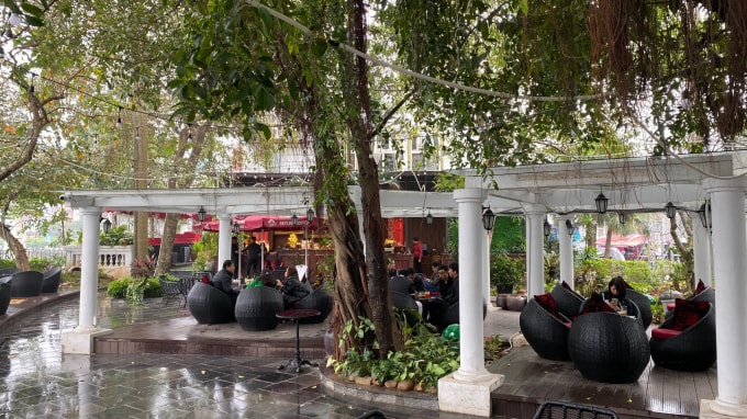 Quán cafe Skyline nằm phía trong khu vực bán đảo hồ Hoàng Cầu