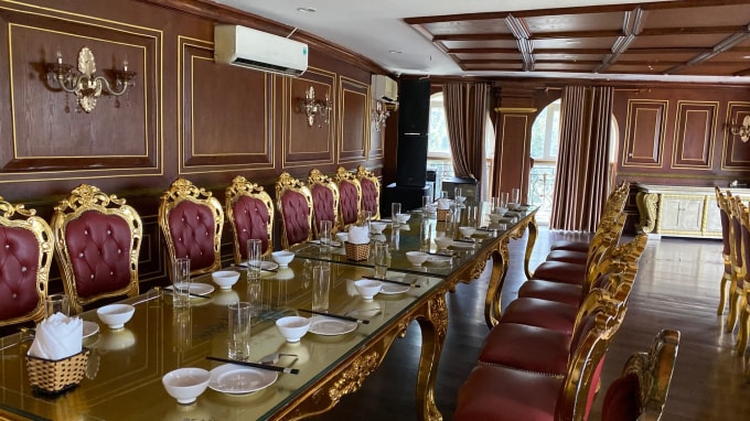Các trang thiết bị, bàn ghế được mạ vàng sang trọng để làm 