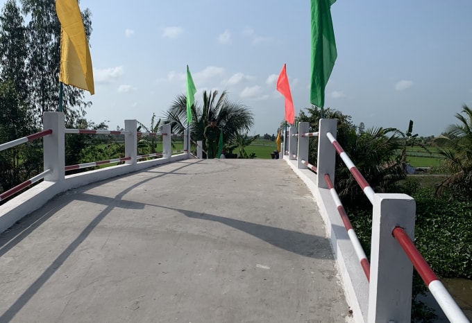 Cây cầu bê tông do tân Hiệp Phát tài trợ có chiều dài 32m, rộng 2.5m