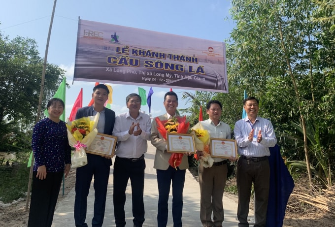 Đại diện Tập đoàn Tân Hiệp Phát (thứ 2 từ trái qua) nhận bằng khen của tỉnh Hậu Giang.