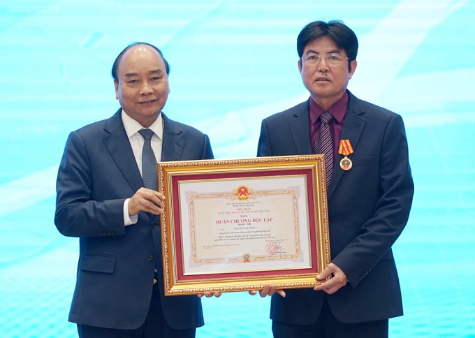 Thủ tướng Nguyễn Xuân Phúc trao Huân chương Độc lập hạng Nhì cho nguyên Phó Chủ nhiệm VPCP Nguyễn Văn Tùng. Ảnh: VGP