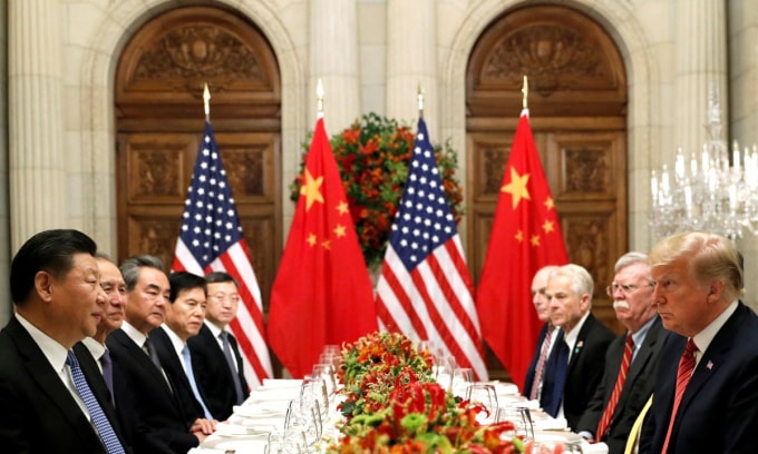 Chủ tịch Trung Quốc Tập Cận Bình (ngoài cùng bên trái) và Tổng thống Mỹ Donald Trump (ngoài cùng bên phải) cùng các cố vấn trong bữa tối làm việc sau hội nghị G20 ở Argentina.