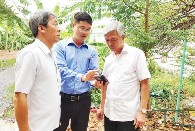 Phó Chủ tịch UBND TP.HCM Võ Văn Hoan (ngoài cùng, bên phải) kiểm tra việc xây dựng không phép tại quận Thủ Đức. Ảnh: Gia Huy