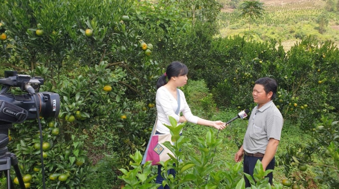 Nhà báo Hương Thu tác nghiệp tại thôn Chúng Chải, thị trấn Mường Khương, Lào Cai.