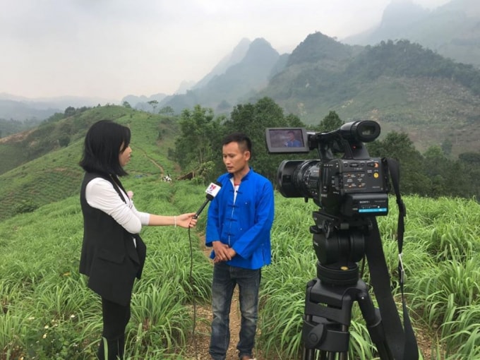 Nhà báo Hương Thu tác nghiệp.