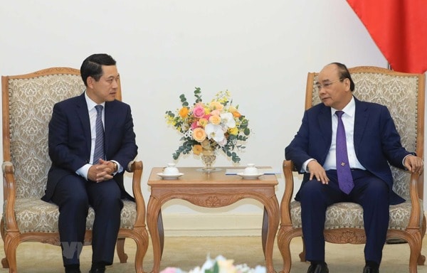 Thủ tướng Nguyễn Xuân Phúc tiếp Bộ trưởng Bộ Ngoại giao Lào Saleumxay Kommasith. Ảnh: TTXVN