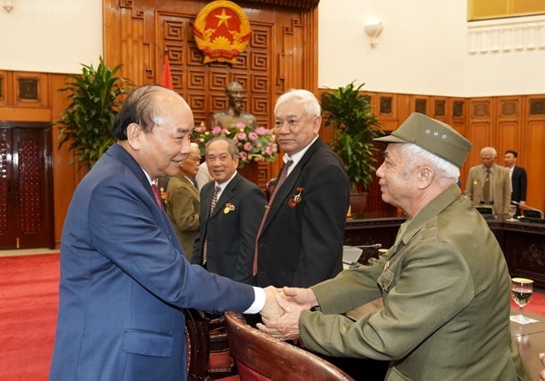 Thủ tướng Nguyễn Xuân Phúc tiếp Đoàn chiến sĩ cách mạng bị địch bắt tù đày TP Hải Phòng. Ảnh: VGP