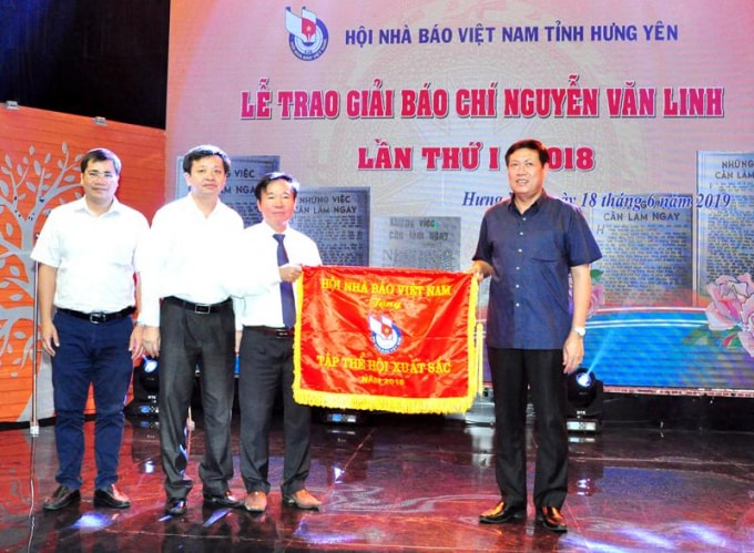 Phó Bí thư Thường trực Tỉnh ủy Hưng Yên Đỗ Xuân Tuyên trao Cờ tập thể Hội xuất sắc năm 2018 của Hội Nhà báo Việt Nam cho Hội Nhà báo tỉnh Hưng Yên.