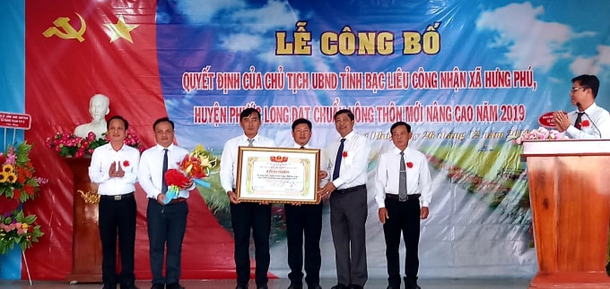 Lãnh đạo tỉnh Bạc Liêu trao Quyết định công nhận xã Hưng Phú đạt chuẩn Nông thôn mới nâng cao năm 2019.