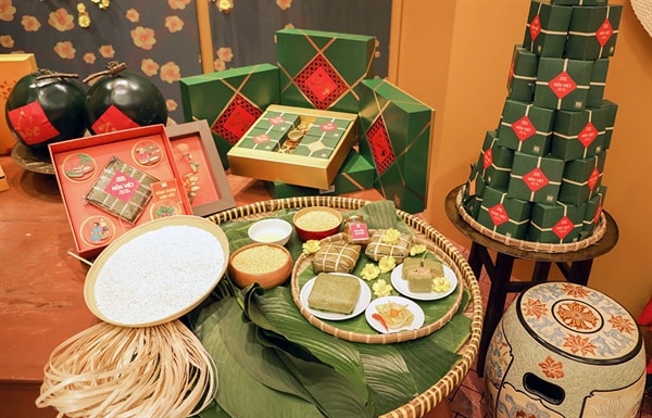 Đến với lễ hội, du khách sẽ được thực hành làm bánh chưng ngày Tết cùng các nghệ nhân. Ảnh: baovanhoa