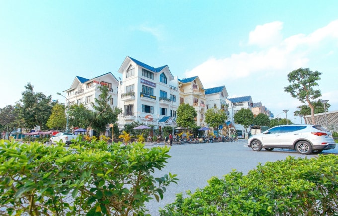 Hàng quán tại Khu đô thị Dương Nội nhộn nhịp khách ra vào.