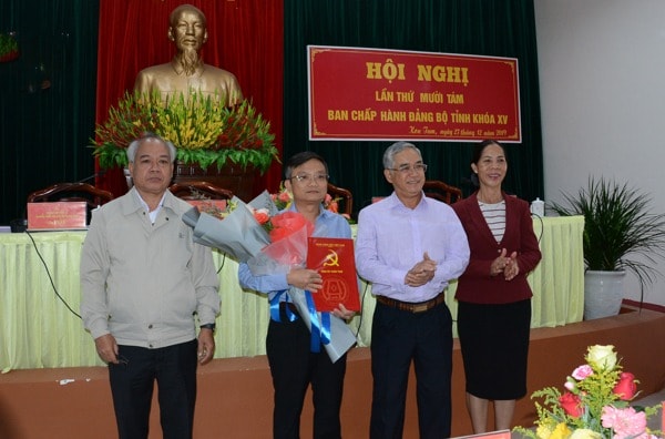 Thường trực Tỉnh ủy Kon Tum chúc mừng ông Nguyễn Hữu Thạch
