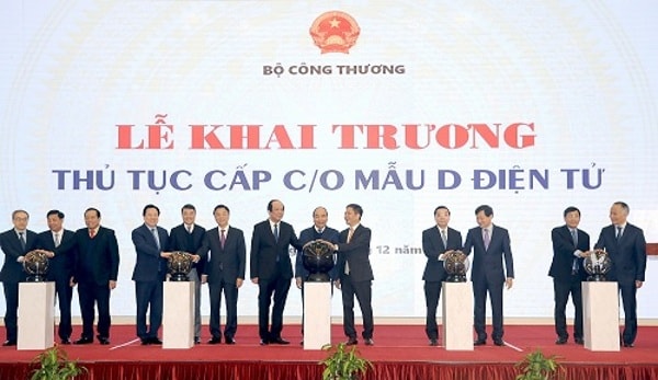 Thủ tướng Nguyễn Xuân Phúc chứng kiến nghi thức khai trương hệ thống cấp C/O (Giấy Chứng nhận xuất xứ hàng hóa) mẫu D điện tử của Bộ Công Thương. Ảnh: VGP