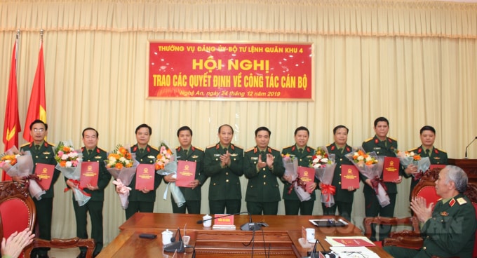 Trao Quyết định bổ nhiệm.