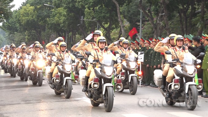 Lực lượng Cảnh sát Giao thông (Công an TP. Hà Nội) diễu hành hưởng ứng Lễ phát động ra quân 