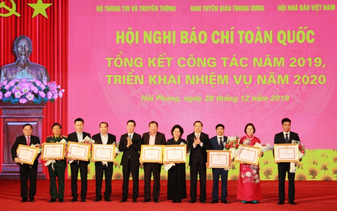 Đồng chí Ủy viên Bộ Chính trị, Bí thư Trung ương Đảng, Trưởng Ban Tuyên giáo Trung ương Võ Văn Thưởng và đồng chí Phó Trưởng ban Tuyên giáo Trung ương Lê Mạnh Hùng tặng bằng khen cho các đơn vị báo chí có thành tích xuất sắc (Ảnh: Nguyễn Manh)