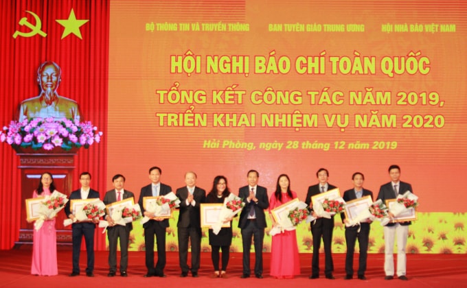 Đồng chí Thuận Hữu – Ủy viên TW Đảng, Tổng Biên tập báo Nhân dân, Phó Trưởng ban Tuyên giáo Trung ương, Chủ tịch Hội Nhà báo Việt Nam tặng bằng khen cho các cơ quan, đơn vị có thành tích trong công tác báo chí năm 2019 (Ảnh: Nguyễn Mạnh)