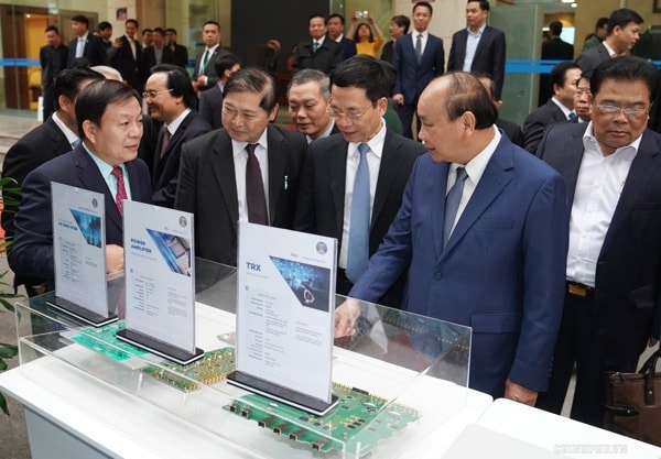 Thủ tướng Nguyễn Xuân Phúc và các đại biểu khu trưng bày thiết bị 5G của Tập đoàn công nghiệp - viễn thông quân đội. Ảnh: VGP