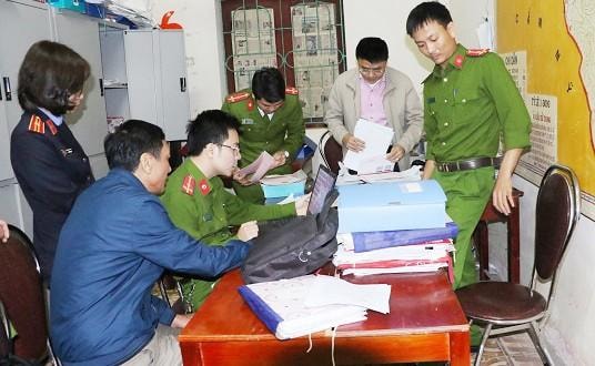 Lực lượng chức năng khám xét nơi làm việc của Nguyễn Văn Bửu. Ảnh CAHT