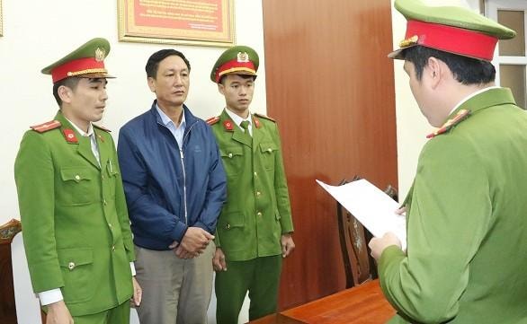 Tống đạt quyết định khởi tố đối với Nguyễn Văn Bửu. Ảnh CAHT
