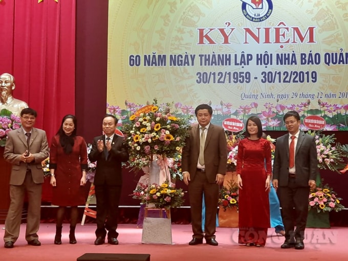 Đại diện lãnh đạo Hội Nhà báo Việt Nam tặng hoa chúc mừng Hội Nhà báo tỉnh Quảng Ninh. ẢNh: Nguyễn Quân.