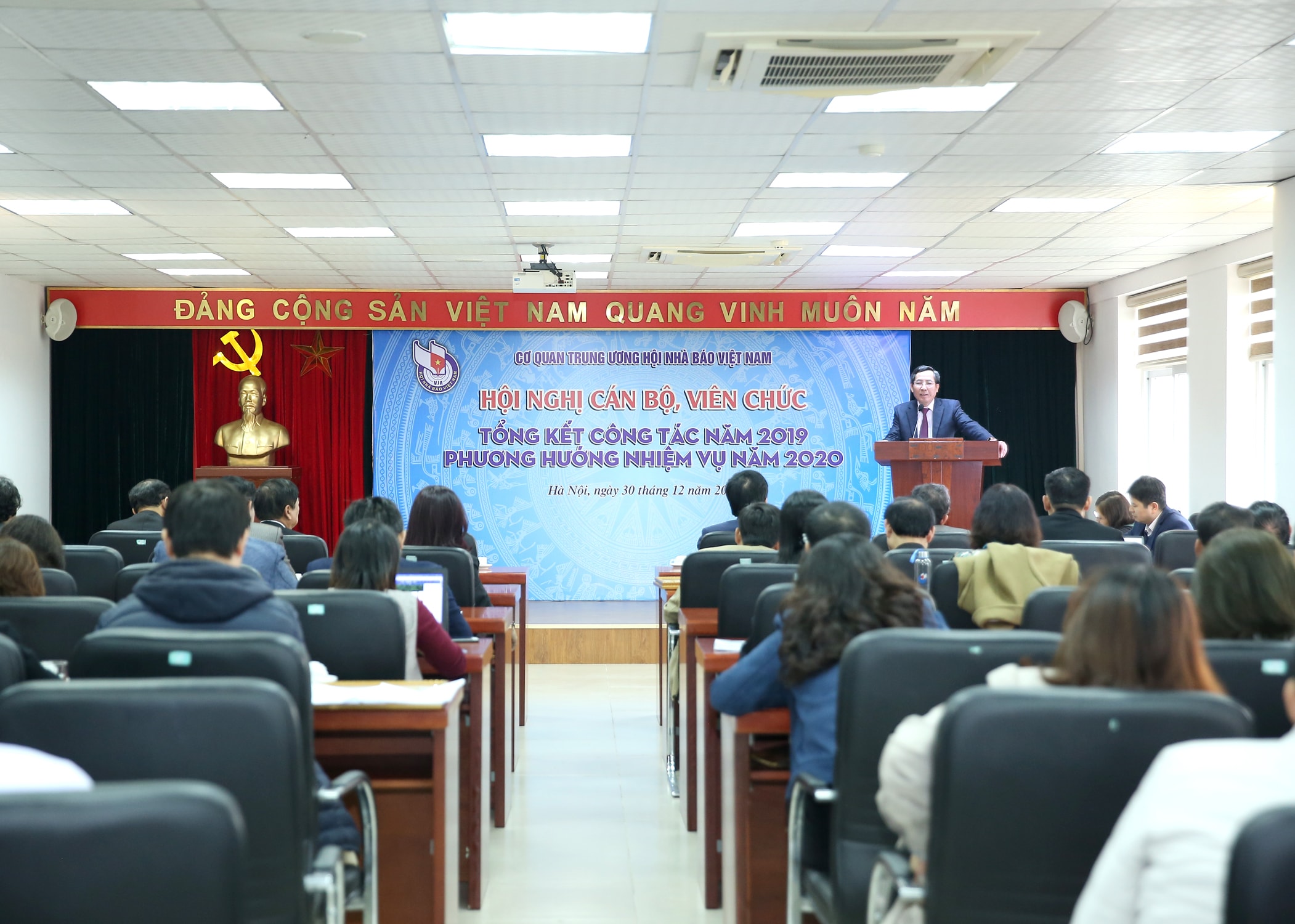 Đồng chí Thuận Hữu, Ủy viên Trung ương Đảng, Tổng Biên tập Báo Nhân Dân, Phó Trưởng ban Tuyên giáo Trung ương, Chủ tịch Hội Nhà báo Việt Nam đánh giá cao những kết quả Cơ quan TƯ Hội Nhà báo Việt Nam đã đạt được trong năm 2019. Ảnh: Sơn Hải