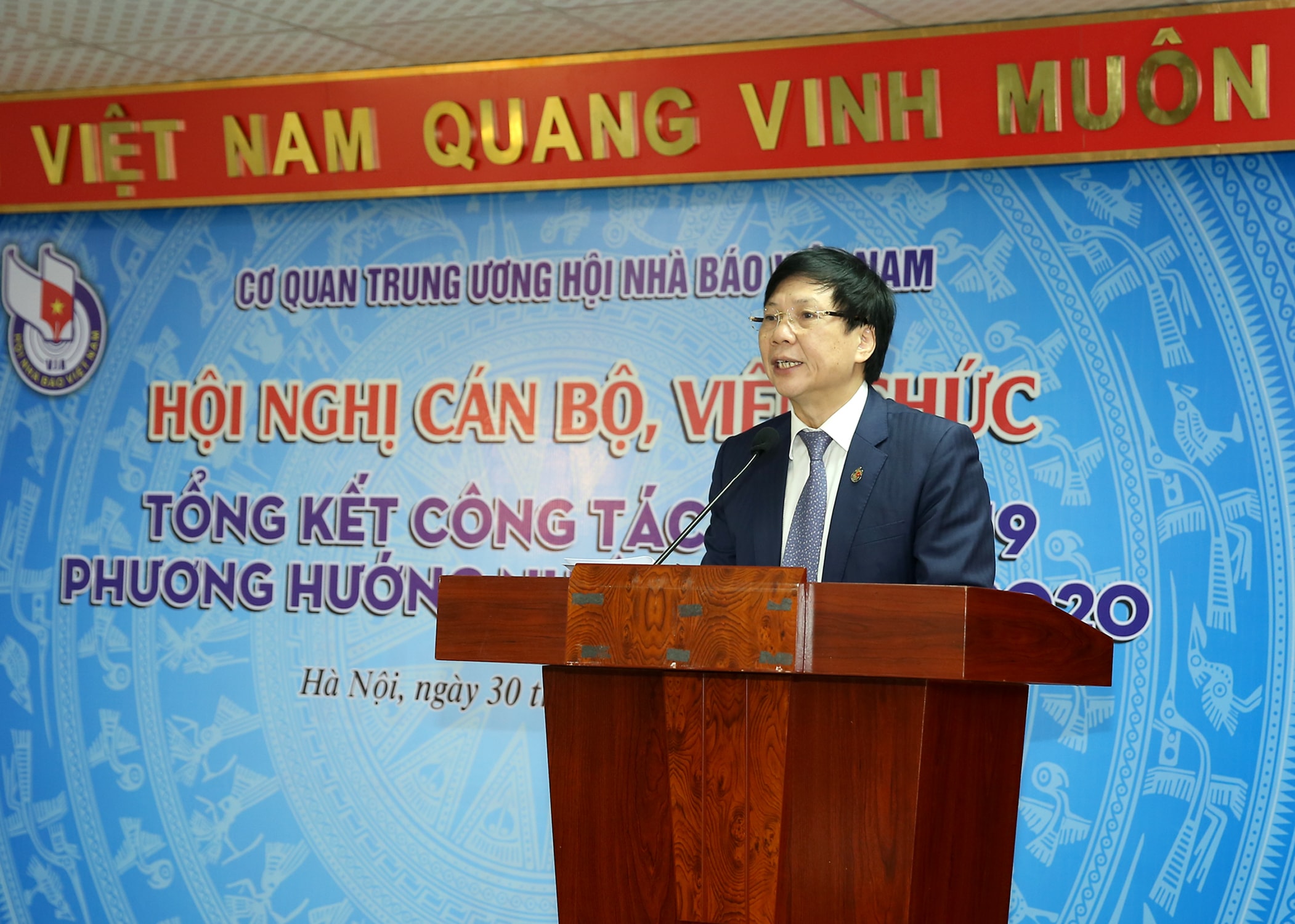 Đồng chí Hồ Quang Lợi, Phó Chủ tịch Thường trực Hội Nhà báo Việt Nam phát biểu tại Hội nghị. Ảnh: Sơn Hải