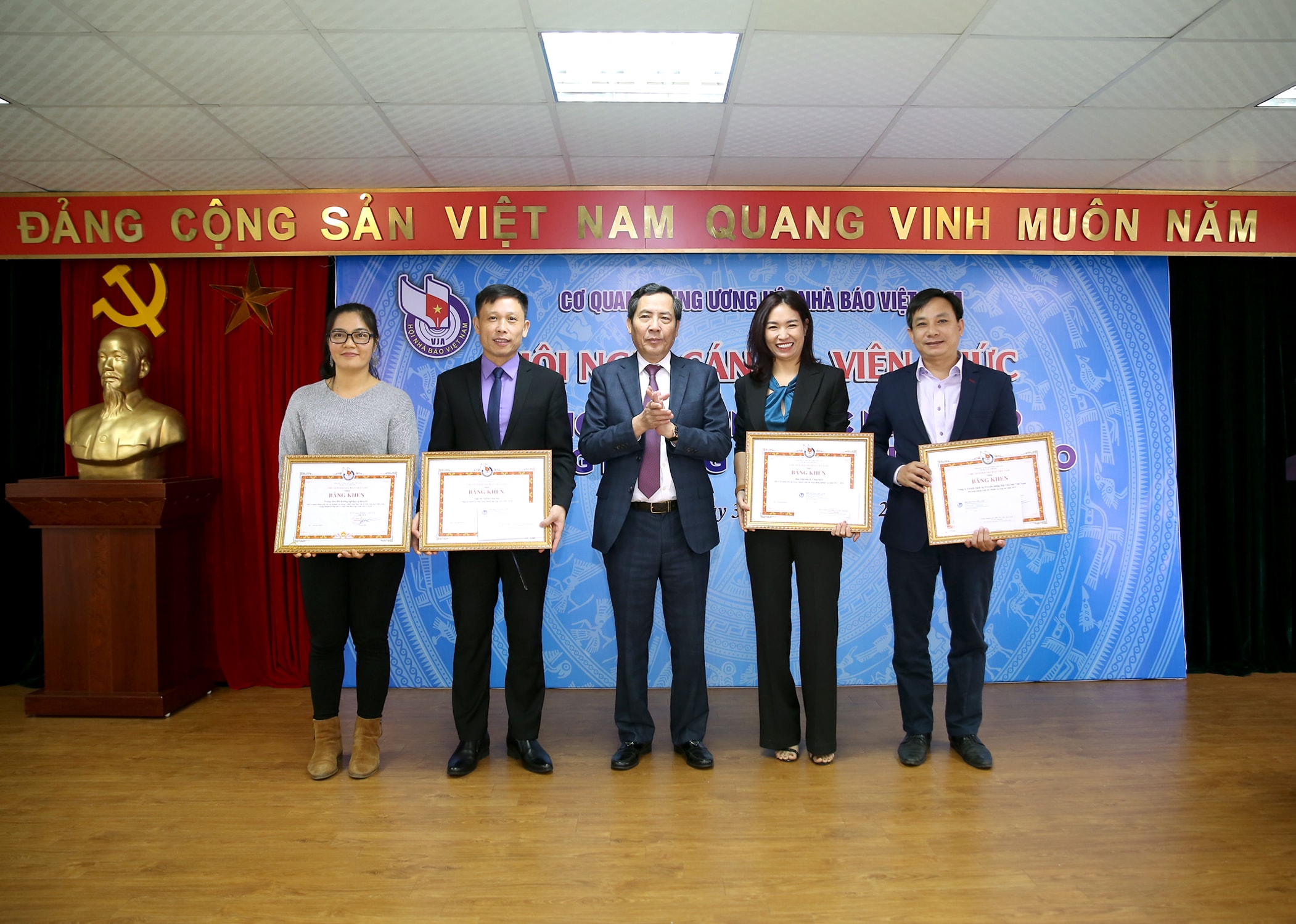 4 ban, đơn vị được nhận Bằng khen của Chủ tịch Hội do đã có nhiều thành tích xuất sắc trong hoạt động nghiệp vụ. Ảnh: Sơn Hải