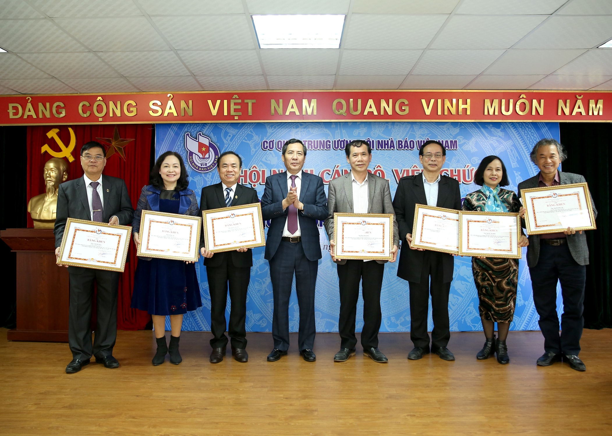 8 cá nhân được nhận Bằng khen của Chủ tịch Hội do đã có nhiều đóng góp vào sự nghiệp xây dựng – phát triển báo chí và Hội Nhà báo Việt Nam trong nhiệm kỳ Đại hội X – Hội Nhà báo Việt Nam (2015 – 2020). Ảnh: Sơn Hải