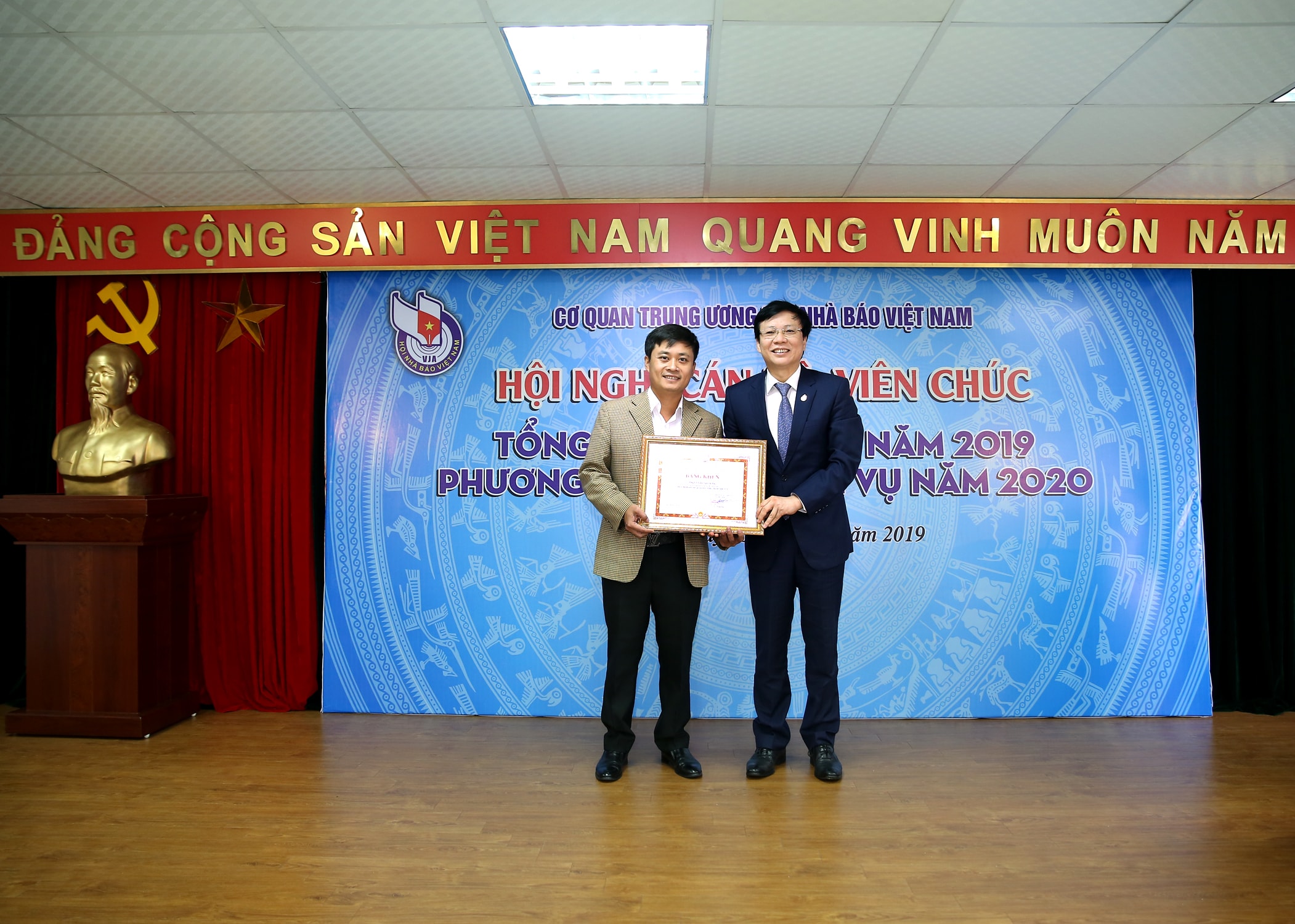 Tại Hội nghị, đồng chí Lê Trần Nguyên Huy, Tổng biên tập báo Nhà báo và Công luận được nhận Bằng khen của Chủ tịch Hội do đã có thành tích xuất sắc tiêu biểu trong công tác năm 2019. Ảnh: Sơn Hải