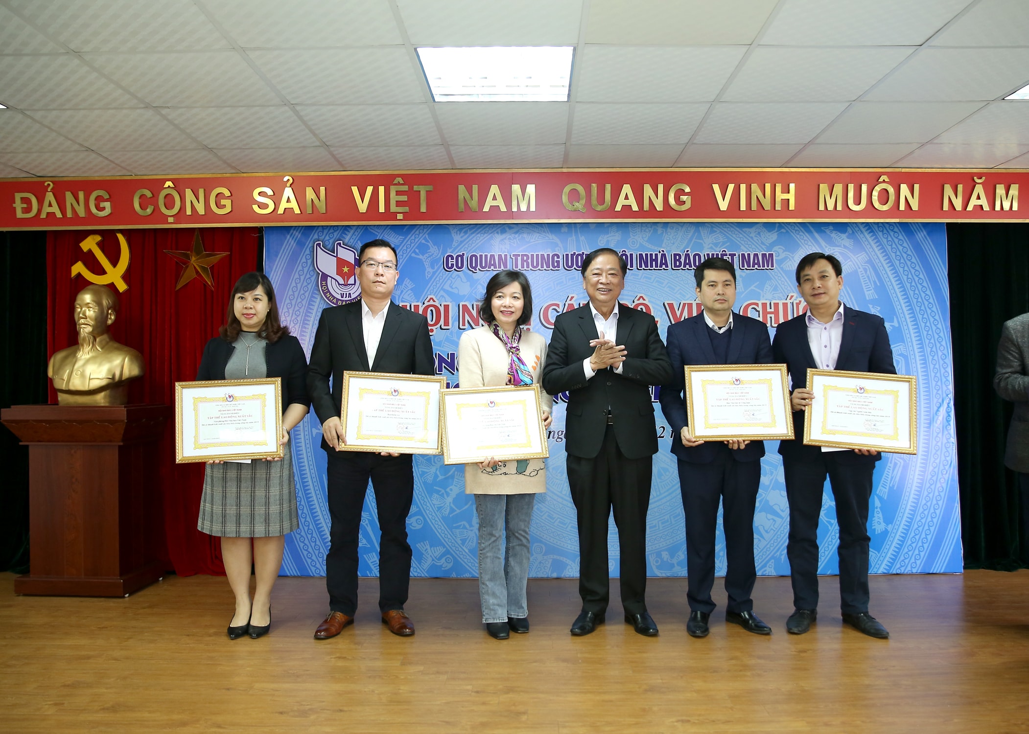 5 ban, đơn vị đạt Danh hiệu tập thể Lao động xuất sắc. Ảnh: Sơn Hải