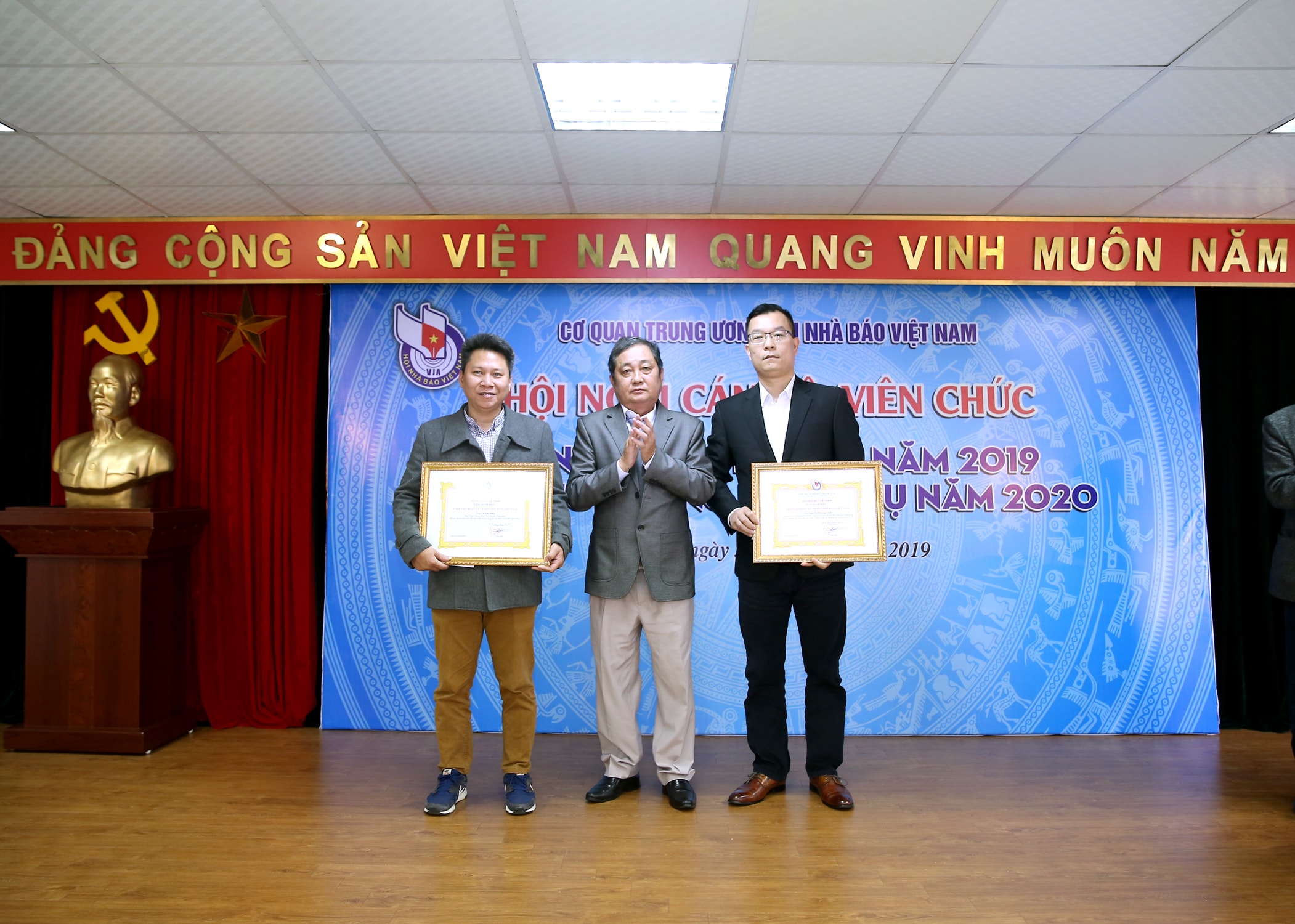 2 đồng chí được nhận Bằng công nhận Chiến sỹ thi đua cấp Hội Nhà báo Việt Nam (cấp Bộ). Ảnh: Sơn Hải