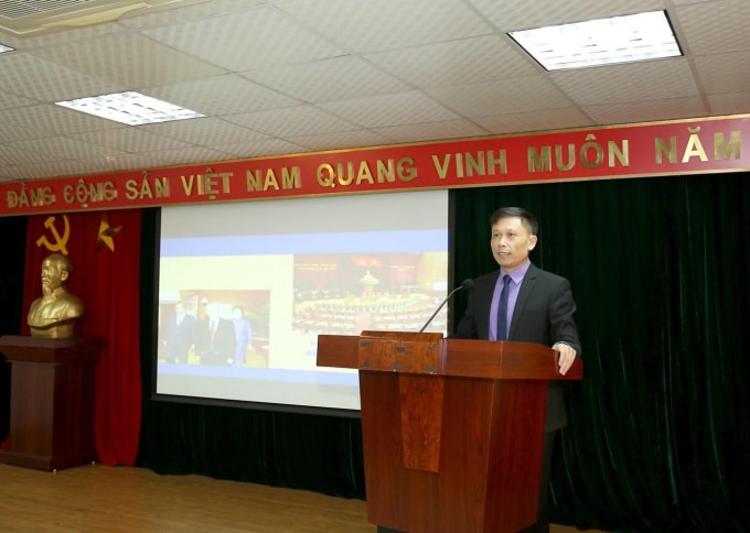 PGS. TS Nguyễn Thành Lợi, Ủy viên Ban Chấp hành HNBVN, Chủ tịch Liên Chi hội Nhà báo Cơ quan Trung ương HNBVN, Tổng Biên tập Tạp chí Người Làm Báo báo cáo nội dung kết quả Hội nghị lần thứ 11 BCH Trung ương Đảng khóa XII. Ảnh: Sơn Hải.