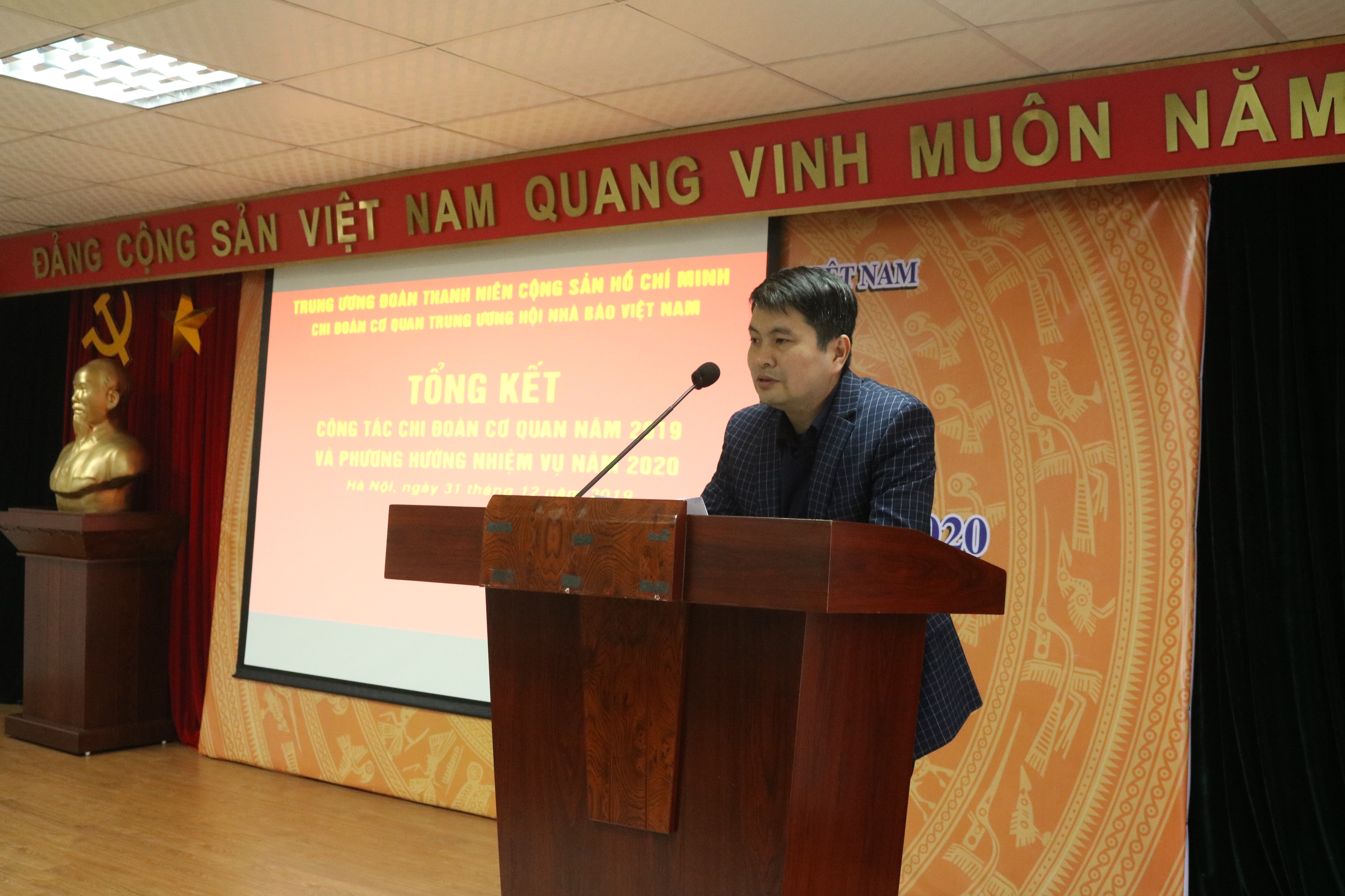 Đồng chí Nguyễn Mạnh Tuấn, Trợ lý Ban Kiểm tra, Đảng Ủy viên cơ quan Trung ương Hội Nhà báo Việt Nam phát biểu. Ảnh: Long Đặng