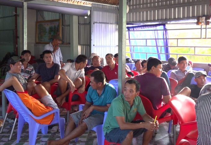Các đối tượng đá gà ăn tiền trực tuyến bị bắt quả tang. (Ảnh: Hoàng Giang)