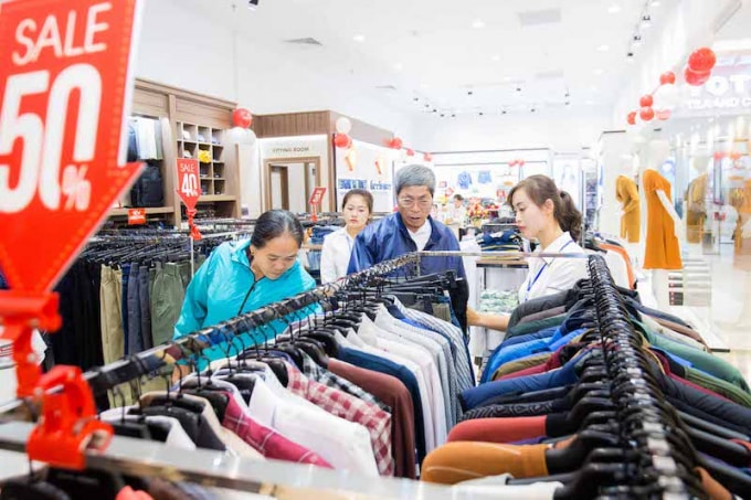 Người dân thoả sức mua sắm các sản phẩm thời trang từ John Henry, Charme… với mức giá hợp túi tiền.