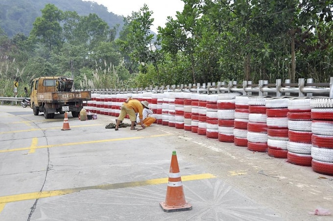 Xây dựng tường phòng hộ khung thép xếp lốp xe cũ chống va đập khắc phục điểm đen, điểm tiền ẩn tai nạn giao thông. Ảnh: TL