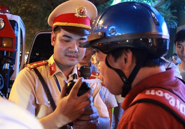Từ 1/1/2020, người điều khiển xe đạp, xe thô sơ có nồng độ cồn trong máu hoặc trong khí thở sẽ bị xử phạt hành chính. Ảnh: TL