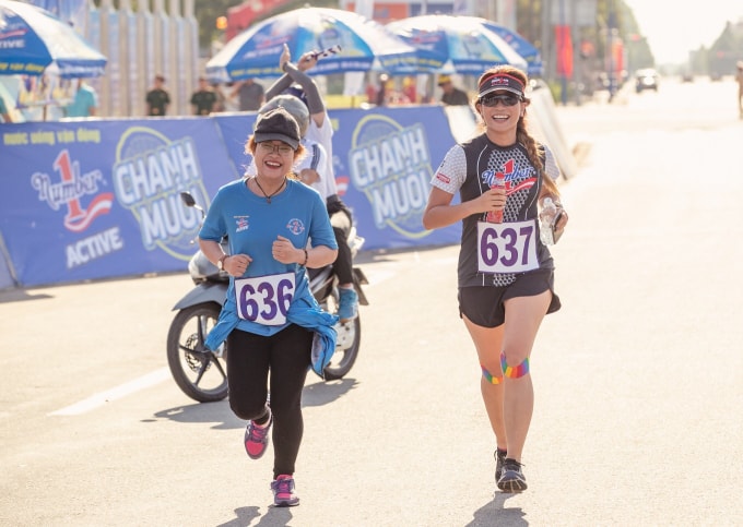“Bông hồng thép” Thanh Vũ cũng tham gia hưởng hứng giải chạy.