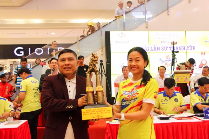 Bà Trần Uyên Phương - Phó Tổng Giám đốc Tập đoàn Tân Hiệp Phát trao chiếc Cup Number 1 cho đại diện BTC. Chiếc Cup mô phỏng con lân đứng trên Mai hoa thung là 4 chai Nước tăng lực Number 1.