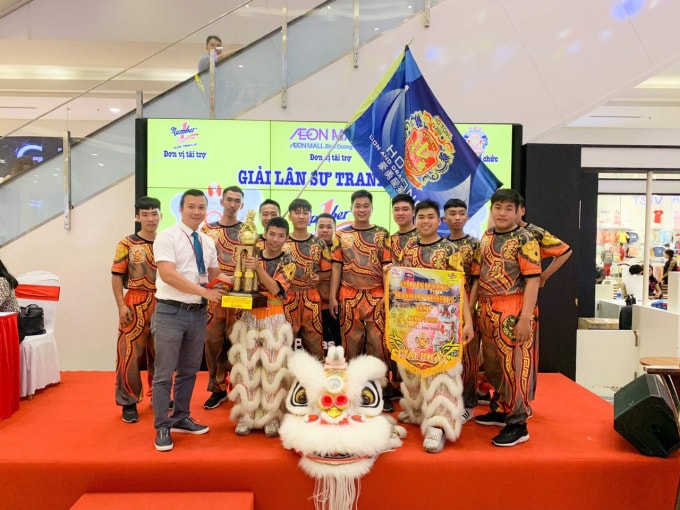 Đội lân Hào Dũng (TP.HCM) đạt giải Nhất, nhận chiếc Cup Number 1.