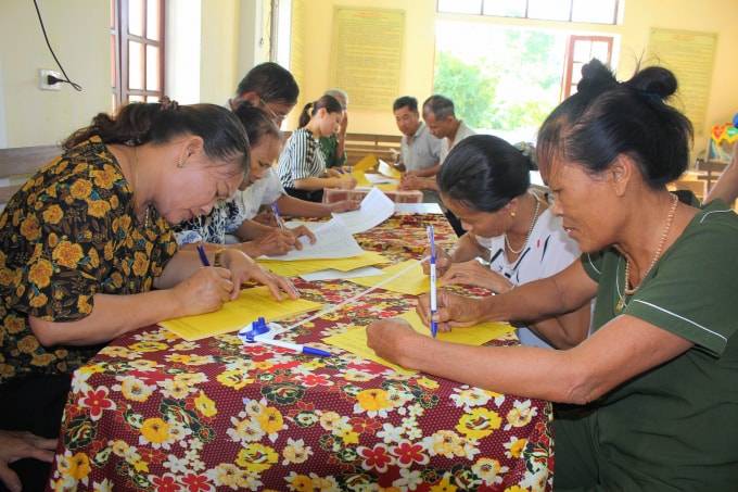 Nhân dân bỏ phiếu về phương án sáp nhập xã