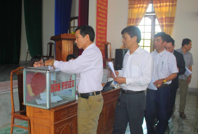 Cốt cán các xã Lưu, Vĩnh, Bắc Sơn (Thạch Hà) bỏ phiếu giới thiệu nhân sự Cấp ủy.