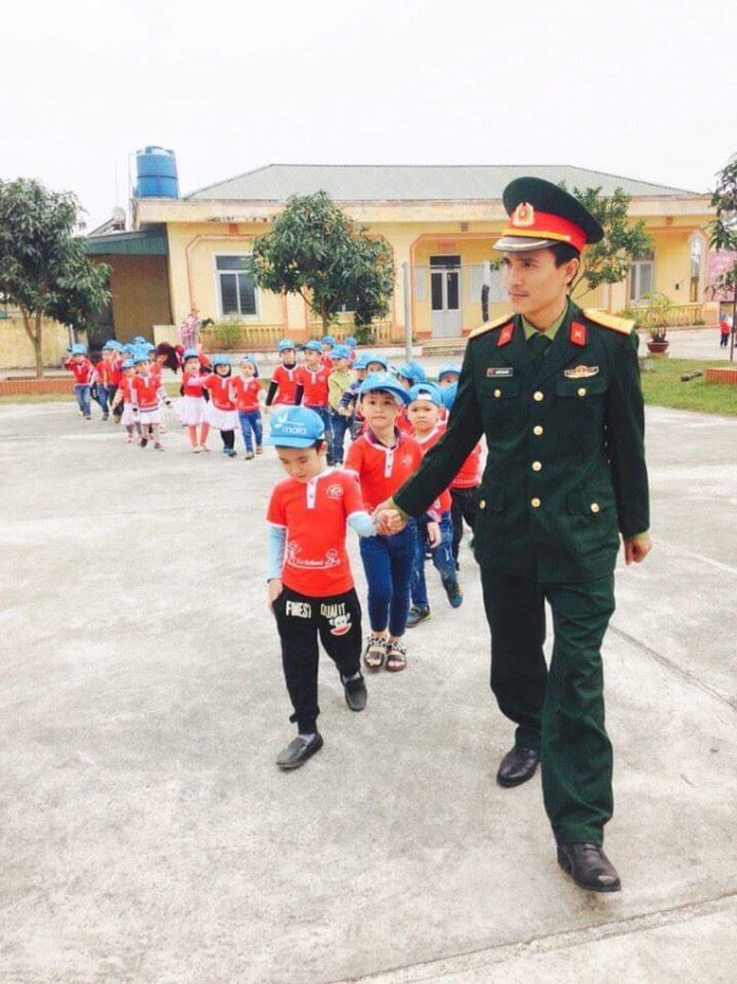 Một chương trình ngoại khóa được nhà trường tổ chức cho các bé đi thăm doanh trại quân đội.