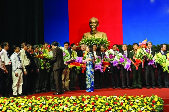 Chủ tịch HNBVN Thuận Hữu tặng hoa các đồng chí đã tham gia Ban Chấp hành HNBVN khóa IX, tại phiên bế mạc Đại hội HNBVN khóa X (nhiệm kỳ 2015 2020). Ảnh: Sơn Hải
