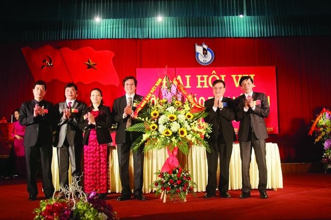 Đồng chí Dương Văn Thống - Phó Bí thư Thường trực Tỉnh ủy, Chủ tịch HĐND tỉnh, Trưởng đoàn Đại biểu Quốc hội tỉnh và đồng chí Phan Hữu Minh - Ủy viên Ban Thường vụ Hội Nhà báo Việt Nam tặng hoa chúc mừng Ban Chấp hành Hội nhà báo tỉnh Yên Bái khóa VII.